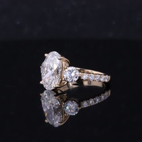 Anillo de Compromiso Starsgem de Oro Amarillo de 14k con Tres Diamantes Cultivados en Laboratorio de Corte Ovalado de 2.0ct