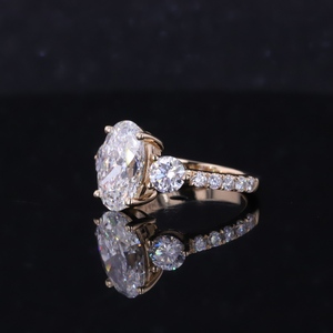 Anillo de Compromiso Starsgem de Oro Amarillo de 14k con Tres Diamantes Cultivados en Laboratorio de Corte Ovalado de 2.0ct - Product Image 3