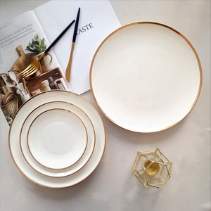 Assiettes de mariage en céramique blanche de haute qualité avec bord doré, collection très prisée - Product Image 1
