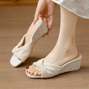 Sandales compensées ajourées plissées pour femme, élégantes et confortables, à bout carré, pour l'été et les banquets - Product Image 5
