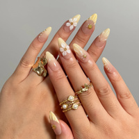 Faux ongles à presser dégradé rose nude et jaune, forme amande moyenne, en acrylique, avec motifs 3D coquillage doré, étoile de mer, fleur et perle