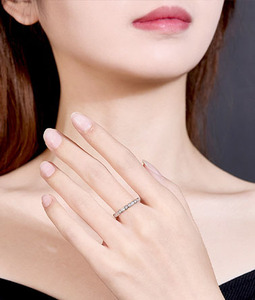 Anillo de Eternidad de Moissanita en Oro Amarillo con Engaste Hexagonal Pavé y Corte Brillante Redondo, Joyería Clásica de Compromiso para Mujer - Product Image 5