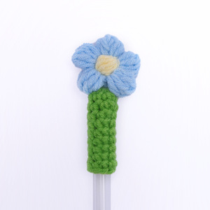 Estuche para bolígrafos de lana hecho a mano con ganchillo, producto terminado, accesorio lindo con flor tejida, regalo para el regreso a clases, estuche para estudiantes. - Product Image 4
