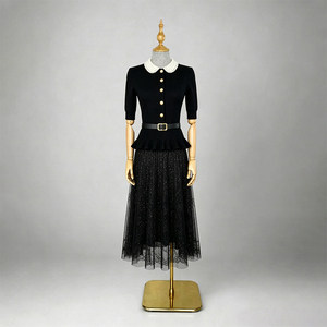 Manichino Femminile di Alta Gamma Rivestito <span class=keywords><strong>in</strong></span> Tessuto con Braccia Articolate <span class=keywords><strong>in</strong></span> <span class=keywords><strong>Legno</strong></span>, Espositore per Vetrine di Boutique con Base Dorata - Product Image 5