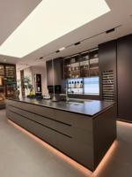 Ensemble d'armoires de cuisine modulaires modernes en acier inoxydable en forme de U avec panneaux en bois massif pour les projets d'appartements et de villas