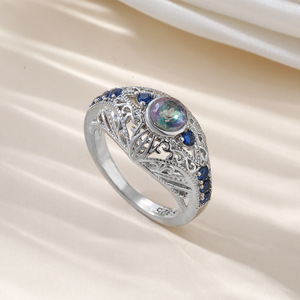 Anello Floreale Traforato Vintage per Donne, Design Intagliato con Pietre Scintillanti Multicolore, Gioiello Elegante da Dito - Product Image 1