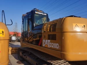 รถขุดตีนตะขาบ Caterpillar 320D2 มือสอง ใช้งานน้อย ได้รับการรับรองมาตรฐาน CE พร้อมหัวต่อแบบ Quick Coupler และหัวเจาะ - Product Image 1