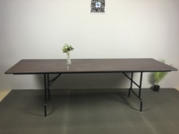 Table pliante de restaurant avec panneau MDF en mélamine Solution de restauration durable et peu encombrante