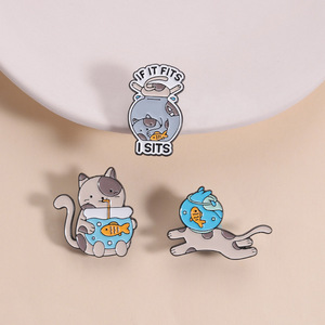 Pins de solapa de esmalte suave personalizados con diseño de gato, sin MOQ, bonitos broches de animales y peces para mochilas y sombreros, al por mayor - Product Image 2