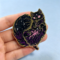 Badge de revers en métal personnalisé en usine, émail dur spécial, motif tourbillon de poudre nacrée, sérigraphie, chat noir galaxie