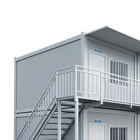 Maison modulaire à deux étages en conteneurs, cabane préfabriquée à ossature acier avec balcon et couloir pour hébergement, bureau ou location.