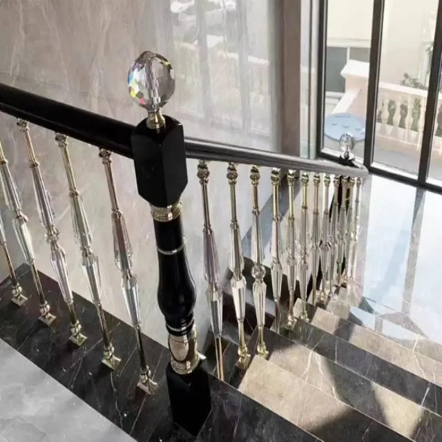 Expérience de luxe léger: Main courante de rampe décorative en acrylique en gros pour escaliers en bois-Transparence élégante avec balus en cristal