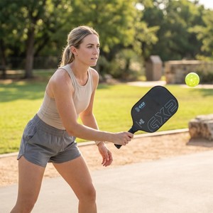 Paleta <span class=keywords><strong>de</strong></span> Pickleball Gearbox |   GX2 <span class=keywords><strong>de</strong></span> 16 mm Alargado con Núcleo <span class=keywords><strong>de</strong></span> Varilla <span class=keywords><strong>de</strong></span> Carbono <span class=keywords><strong>de</strong></span> Alta Densidad |   Superficie <span class=keywords><strong>de</strong></span> Fibra <span class=keywords><strong>de</strong></span> Carbono Cruda Tejida <span class=keywords><strong>de</strong></span> 3K - Product Image 2