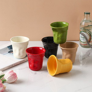 Tasse à eau en céramique froissée de style <span class=keywords><strong>français</strong></span> 150 ml, tasses en céramique façonnées à la main, tasses à café en céramique irrégulières pour la maison - Product Image 1