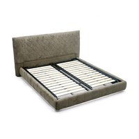 Lit minimaliste en tissu beige clair, lit rembourré capitonné avec sommier à cannelures verticales pour chambre à coucher