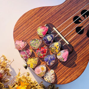 Guitar Pick in resina floreale personalizzata accessori per fiori di nascita reale regalo di compleanno per gli amanti della musica da donna - Product Image 2