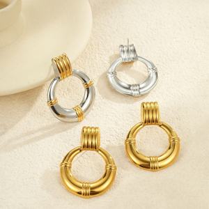 Boucles d'oreilles créoles géométriques tendance de style européen et américain, plaquées or 18 carats, en acier titane haut de gamme, avec blocs de couleur, pour femmes - Product Image 2