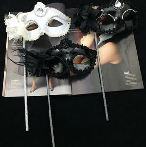 Máscara veneciana de baile de disfraces con mango, para bodas y fiestas, con encaje floral y <span class=keywords><strong>plumas</strong></span>, máscara de mano con varilla. - Product Image 3