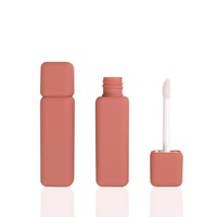 Emballage cosmétique de couleur rose mat carré à surface douce au toucher Tube de brillant à lèvres