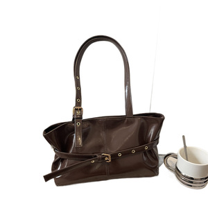 Sac à main noir pour moto au design coréen de niche, grand sac fourre-tout vintage pour trajets quotidiens, sac à bandoulière unique pour femme - Product Image 5