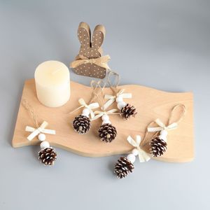 Ornement suspendu en forme de cône de pin en bois de Noël avec perles blanches et ruban, décoration de style rustique pour arbre ou décoration intérieure - Product Image 3