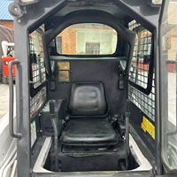 Chargeuse compacte sur pneus Bobcat S130 d'occasion, capacité nominale de 2,4 tonnes (1300 lb), godet de 60 pouces, faible nombre d'heures de fonctionnement, pour la construction