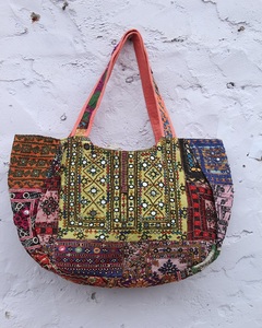 Sac à main ethnique de style Jaipuri traditionnel du Rajasthan, brodé, avec travail de miroirs Banjara, sac à bandoulière gypsy ethnique - Product Image 1