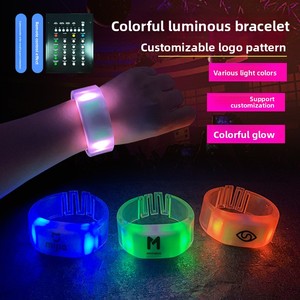 Bracelet lumineux LED rétractable avec télécommande ABS pour festival de musique Wolf News, 15 couleurs, pour événements et tombolas - Product Image 4