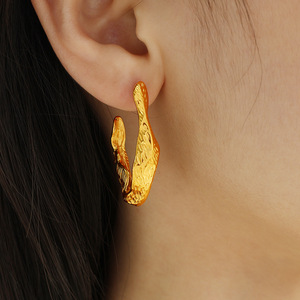 Boucles d'oreilles créoles irrégulières dorées en alliage de zinc EH308, boucles d'oreilles clous tendance - Product Image 4