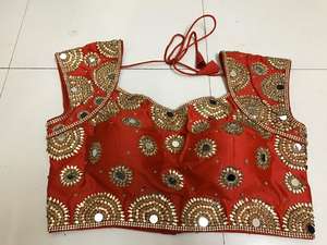 Haut court de sari rembourré en satin tissé, élégance éthérée, manches courtes, pour mariage d'hiver - Product Image 2