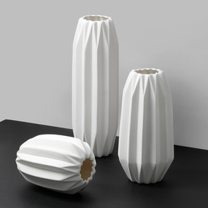 Vente en gros de vases géométriques nordiques en céramique pour la décoration intérieure Vases à fleurs de table en céramique blanche en porcelaine <span class=keywords><strong>origami</strong></span> pour la décoration intérieure - Product Image 1