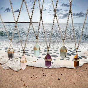 JD GEMS Collar con Colgante de Columna Hexagonal de Cristal y Diamantes de Imitación, Chapado en Oro, Moderno, para Sanación Energética y Aniversario - Product Image 3