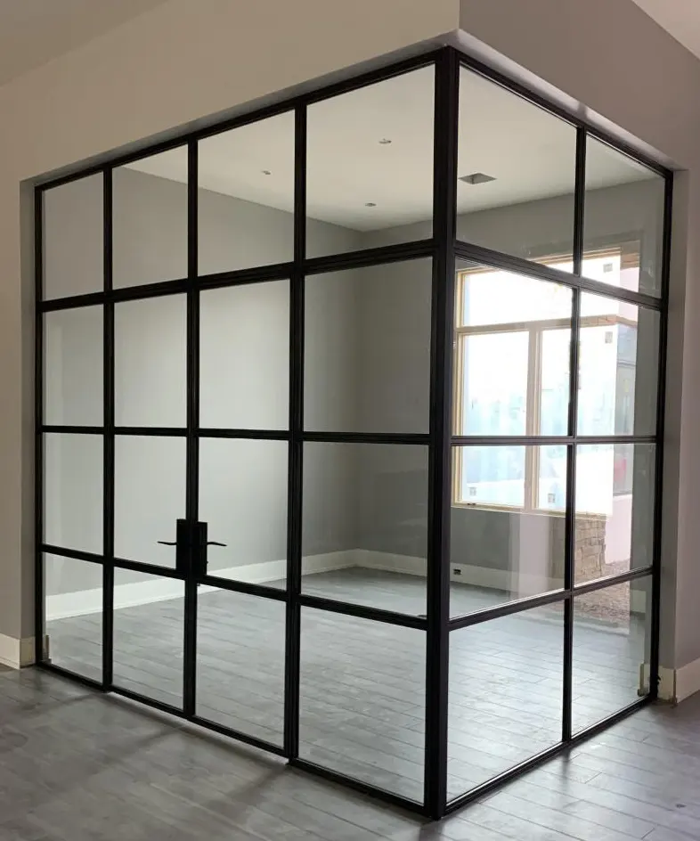 住宅プロジェクトのガラスパーティション工業用スタイルのガラスコーナー壁と艶をかけられたドア