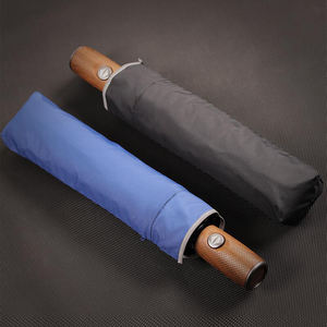 Parapluie pliant compact de luxe à ouverture automatique avec bande réfléchissante, manche en bois, idéal pour les voyages d'affaires, personnalisable avec logo - Product Image 2