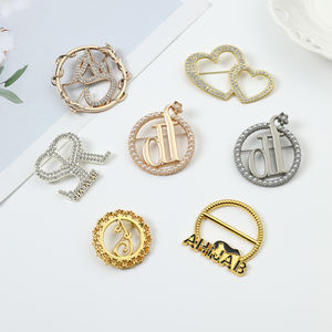 Logotipo personalizado Metal Nome Marca Segurança Pin Escavar Gold Letter Moda High-end Broche - Product Image 3