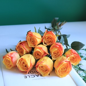 Nouvelles fleurs en soie de haute qualité, roses à longue tige pour mariage, en vente - Product Image 6