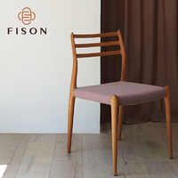 Chaise de salle à manger artisanale en bois massif avec dossier à lattes et assise en tissu tissé rayé, style intemporel, mobilier sur mesure pour villa