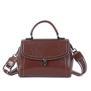 Bolso marrón vintage y bandolera con diseño de piel. - Product Image 4