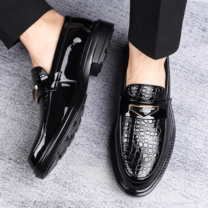 Mocasines de charol para hombre con punta en pico y estampado animal, zapatos de vestir para boda con suela de goma acolchada - Product Image 4