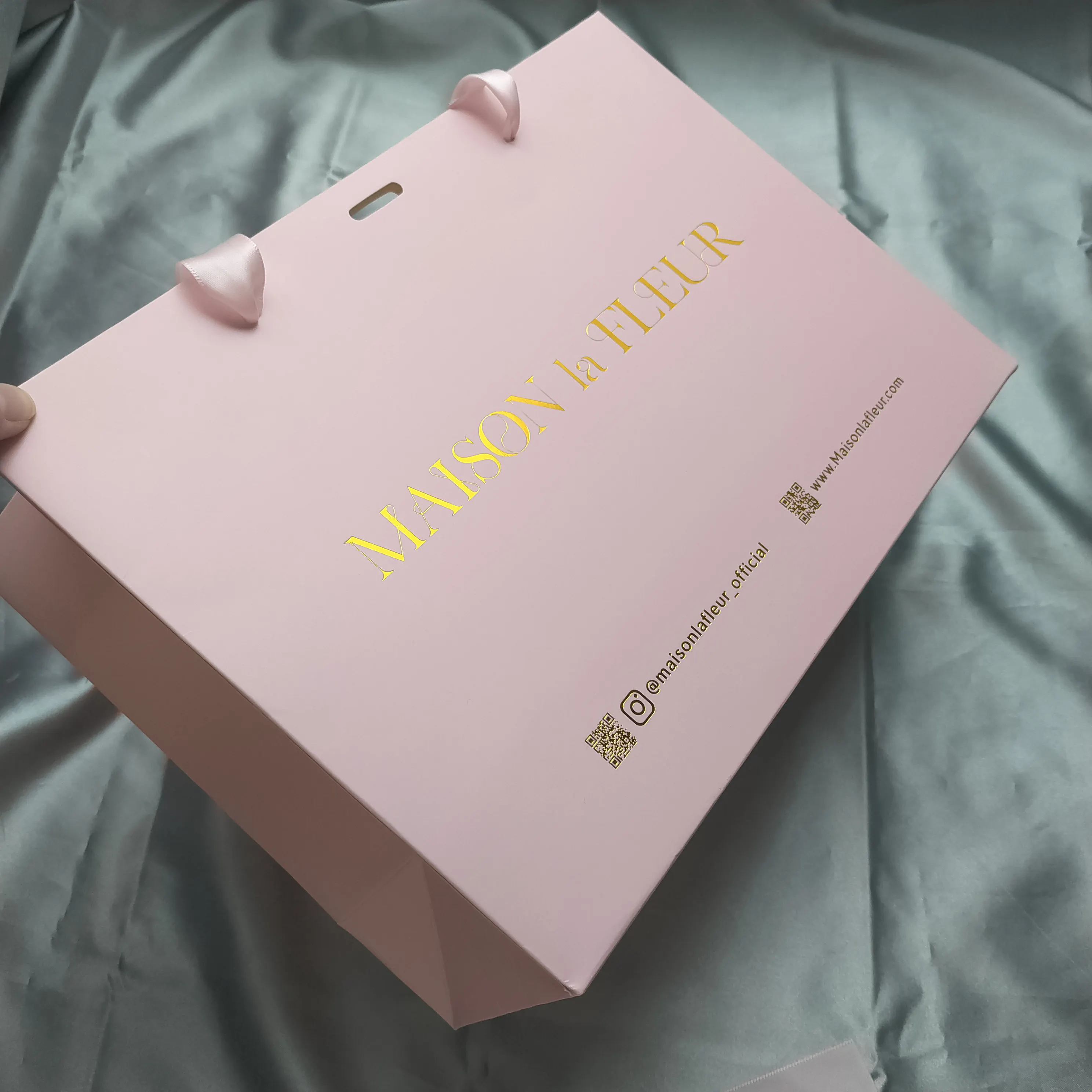 Bolsa de papel de lujo de 20x28cm con asa de cinta bolsas de compras con logotipos bolsas de embalaje de papel de regalo personalizado para sandalias
