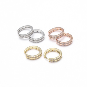 Pendientes Huggie Chapados en Oro con Doble Hilera de Circonitas, Forma Geométrica, para Uso Diario - Product Image 2