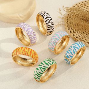 <span class=keywords><strong>Nuevo</strong></span> Brazalete de Moda con Diseño de Rayas de Zebra en Color Intenso, Bañado en Oro, Abierto y Articulado, Regalo para Ella, Joyería de Moda - Product Image 1