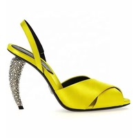 Chaussures de créateur talon personnalisé Chaussure de luxe pour femmes avec sangles croisées en satin et soie Chaussure sandale populaire pour femmes avec talon en diamant