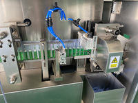 Machine de formage, de remplissage et de scellage d'ampoules en plastique à fond plat pour produits nutraceutiques liquides monodoses