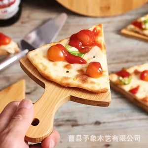 Vassoio per pizza in bambù Premonition con 4 manici, tagliere e piatto da portata per cene, bistecche e pane - Product Image 2