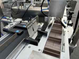 Etichettatrice Automatica per Timbri Fiscali su Scatole di Cartone con Colla a Caldo e Adesivi Personalizzati - Product Image 6