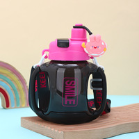 Bouteille d'eau en plastique pour enfants de 850 ml, sans BPA, design mignon de dessin animé, avec poignée, grande capacité, anti-fuite, pour l'école, la gym, les sports, le camping