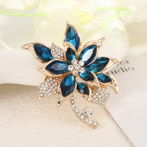 Broche de cristal con forma de flor para mujer, pin de aleación con diamantes de imitación para traje y cheongsam, uso diario. - Product Image 4