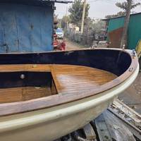Bateau de plaisance intemporel en fibre de verre avec ponts en teck, transom, yacht de loisirs en fibre de verre, capacité de 20 à 30 personnes, banc confortable