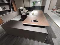 Bureau de direction moderne de luxe en bois massif, design élégant et durable avec panneaux